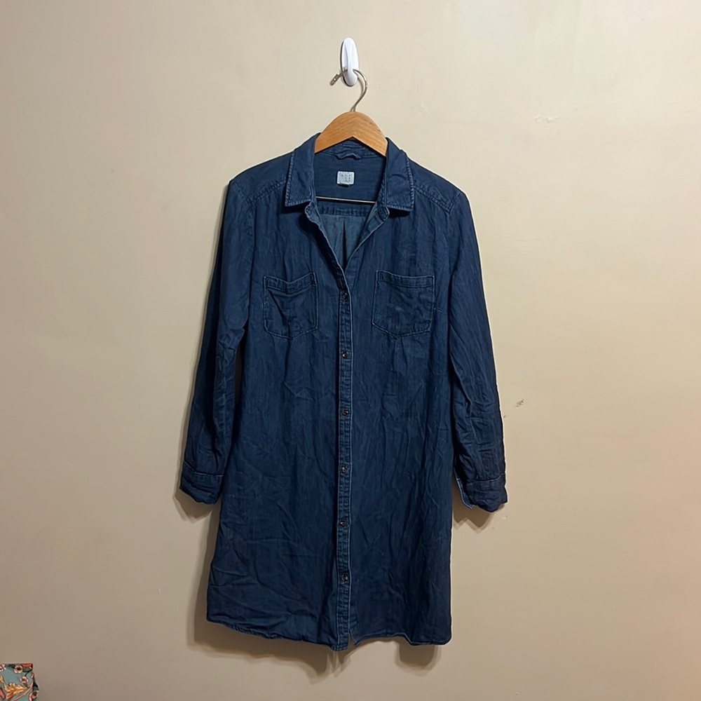 Cute denim Dress! Perfect for Casual office wear or brunch on the weekends!